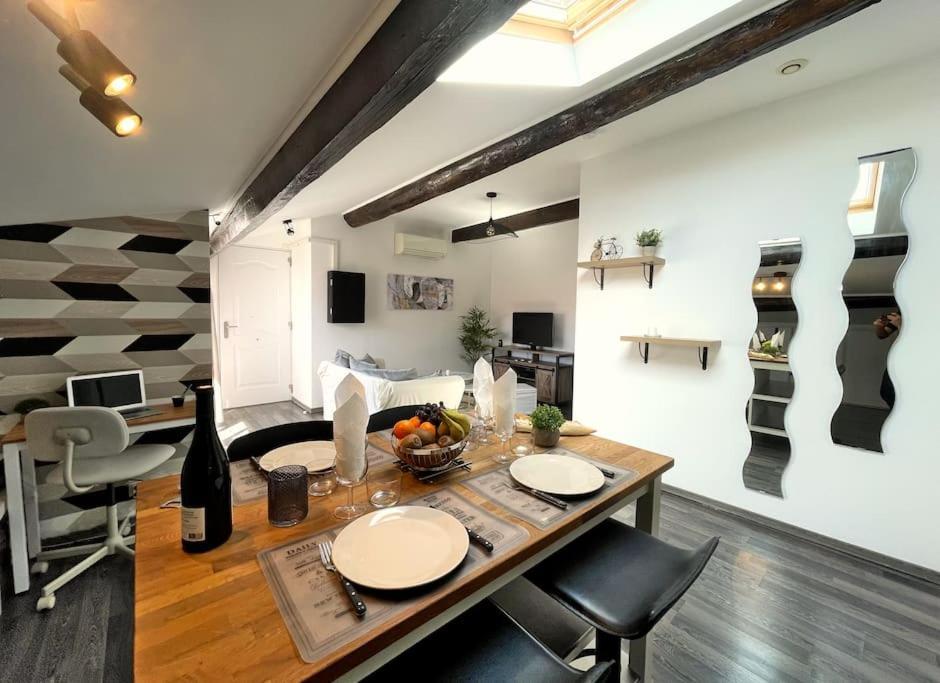 Charme Urbain Sous Les Toits-Terrasse/Clim/Parking Appartement Béziers Buitenkant foto